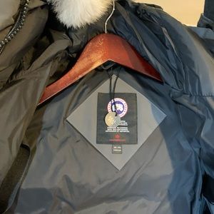 Womens Canada goose coat. Only worn once.